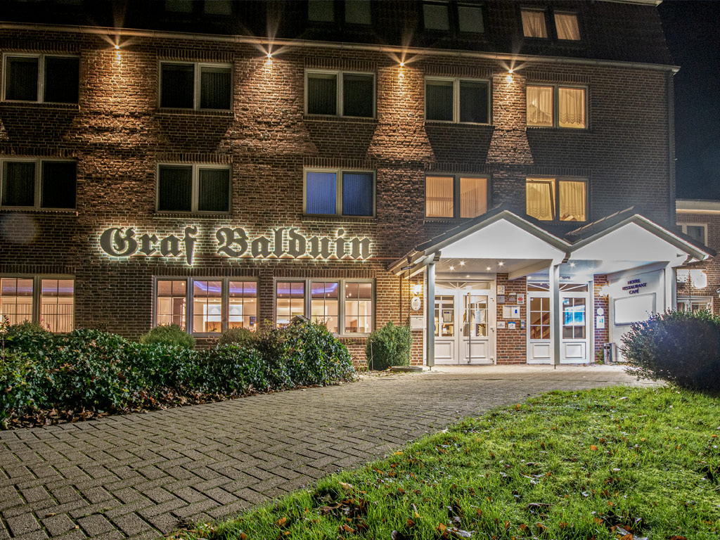 In unserem Hotel in Esterwegen, unweit von Papenburg entfernt, erwarten Sie Gästezimmer mit Dusche/Bad WC, Direktwahltelefon, Internet / TV (EZ / DZ / Nichtraucher). Zu Ihrem Zimmer gelangen Sie über das Treppenhaus oder über einen Lift. Unser Hotel ist behindertenfreundlich. Anreise täglich ab 15 Uhr.