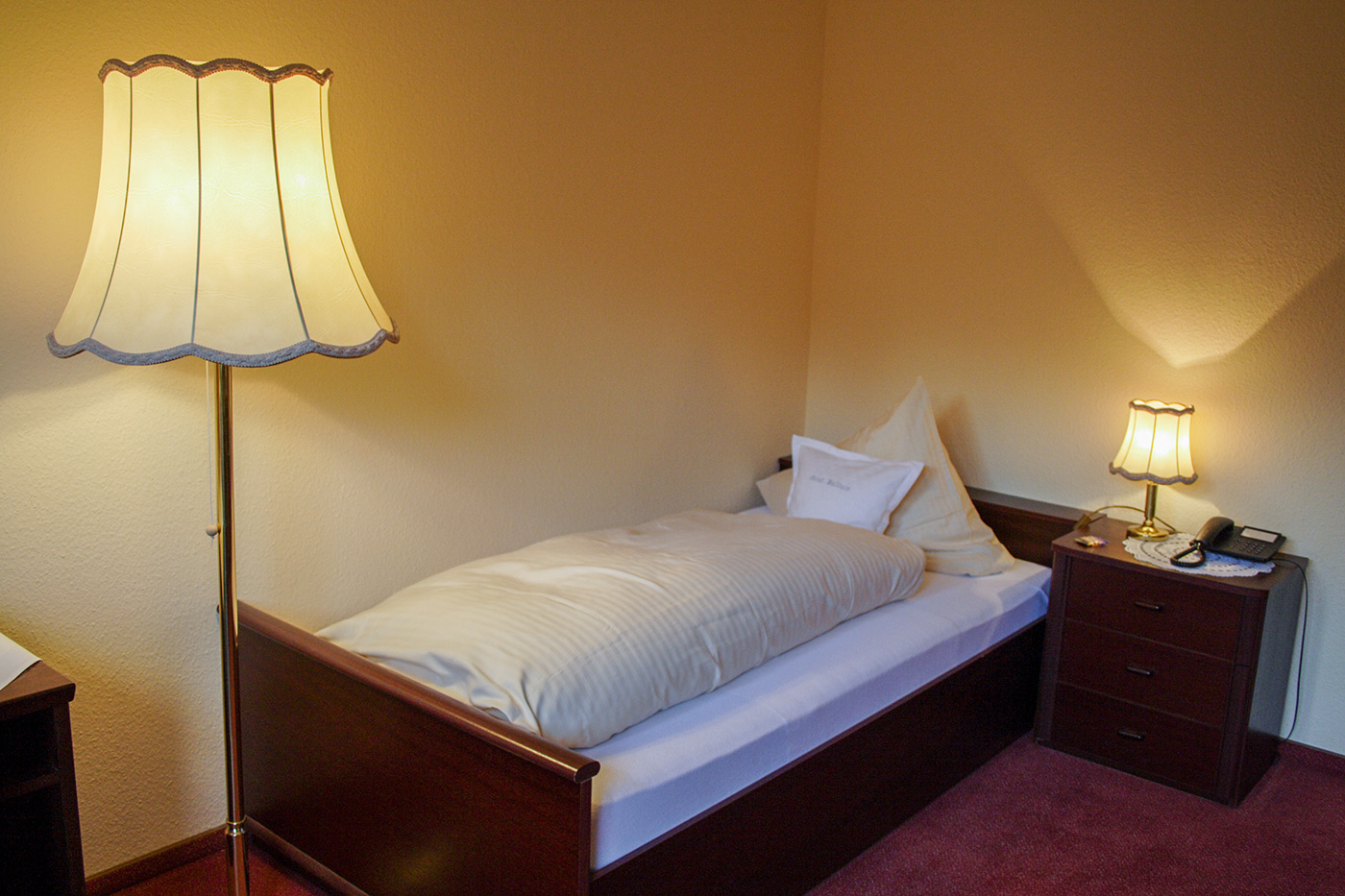 Einzelzimmer „Licht un eenfach“ im Hotel Esterwegen – schlichtes Zimmer mit Einzelbett