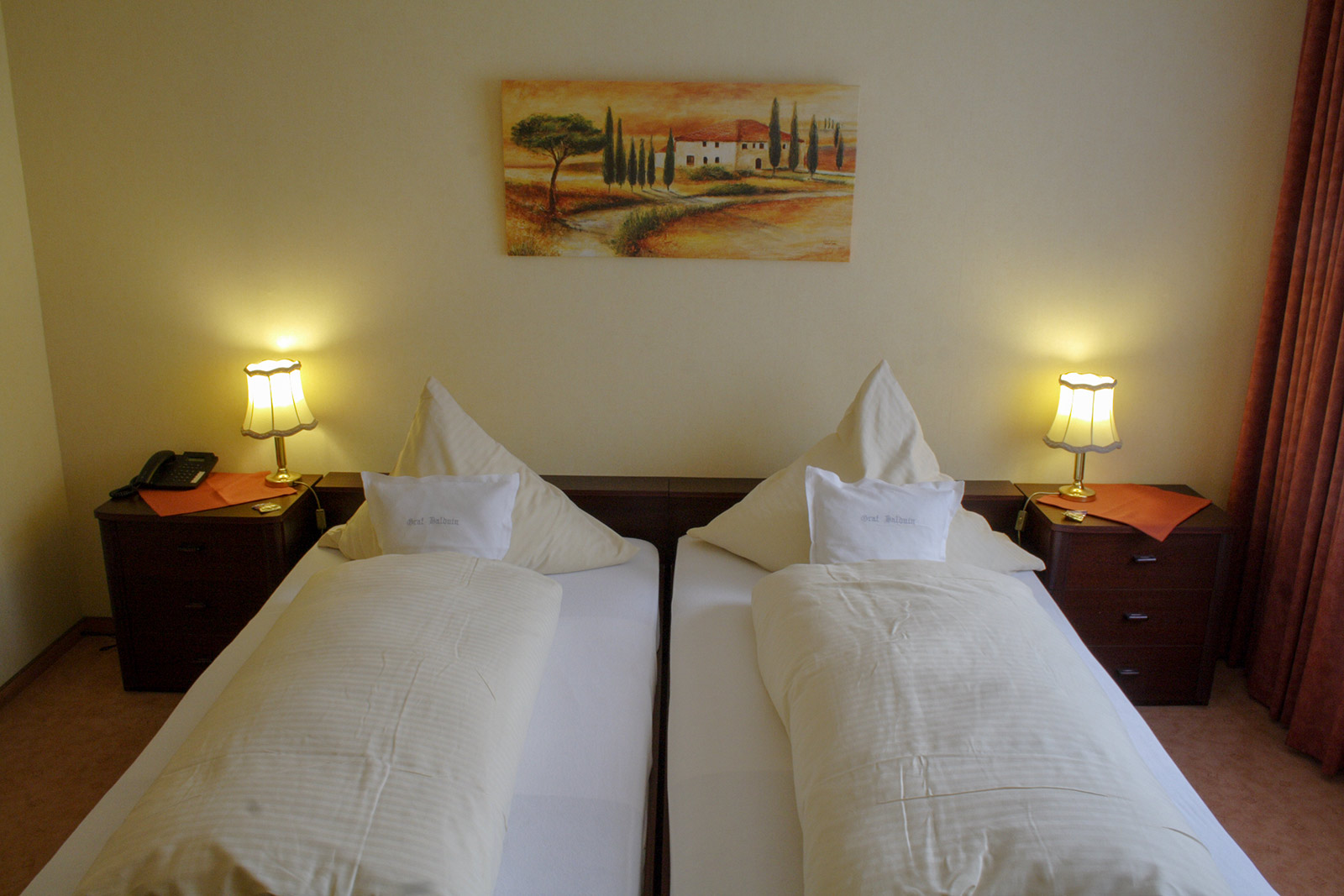 Doppelzimmer „Licht un eenfach“ im Hotel Esterwegen – schlicht und gemütlich mit Doppelbett